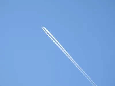今日の風景/長く伸びた飛行機雲 〜2026年2月7日〜